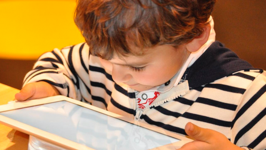 ¿Cómo cuidar la salud ocular de los escolares que reciben clases online?