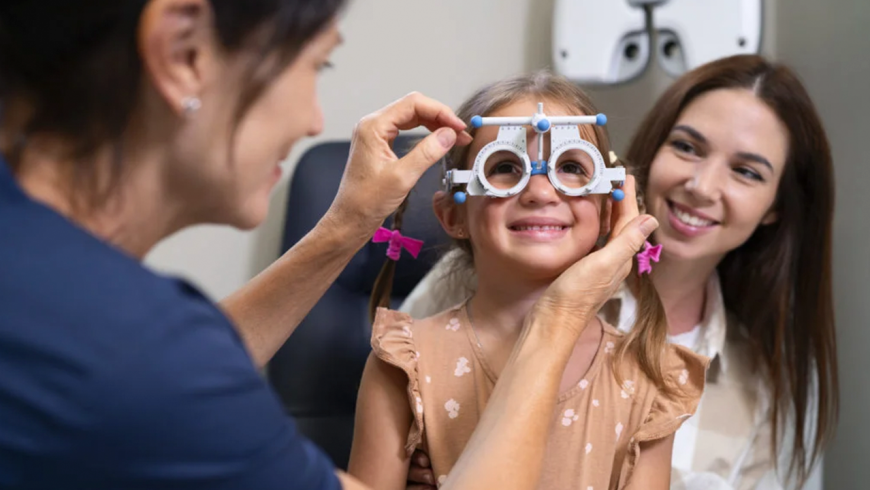 ¿Cómo sé que mi hijo necesita lentes y cada cuánto tiempo cambiarlos?