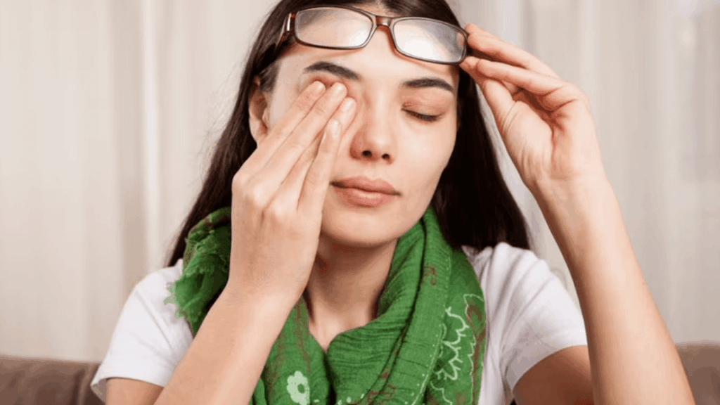 Frotarse los ojos en exceso: detecta y trata el queratocono para proteger tu visión