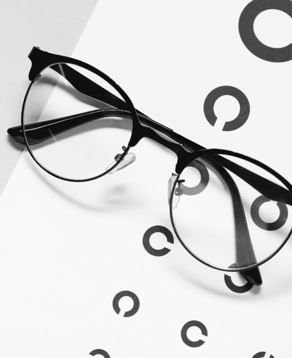 Cambios frecuentes en la prescripción de anteojos o lentes de contacto