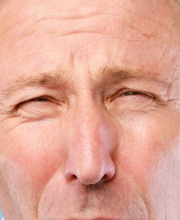 Acción de entrecerrar los ojos para ver bien