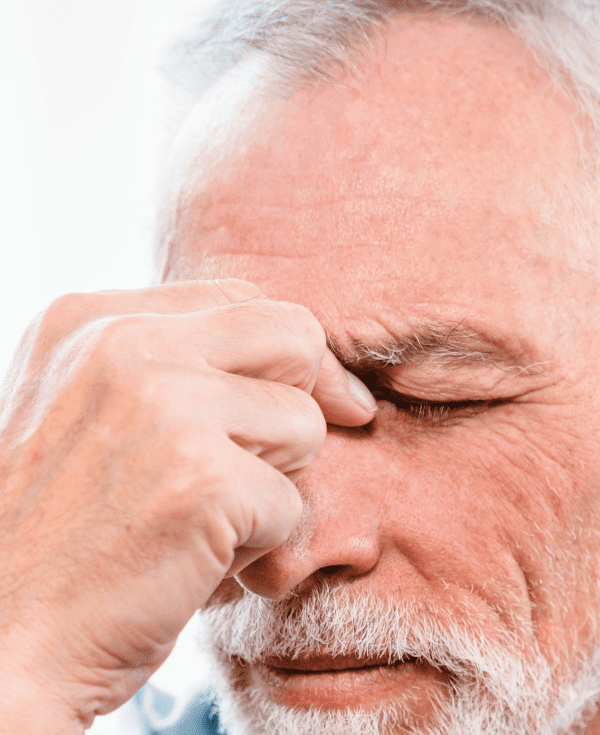 Sensación de ardor, picazón o arenilla en los ojos.