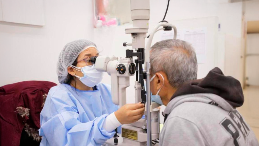 ¿Cómo la falta de actividad física puede afectar la salud ocular de los hombres mayores?