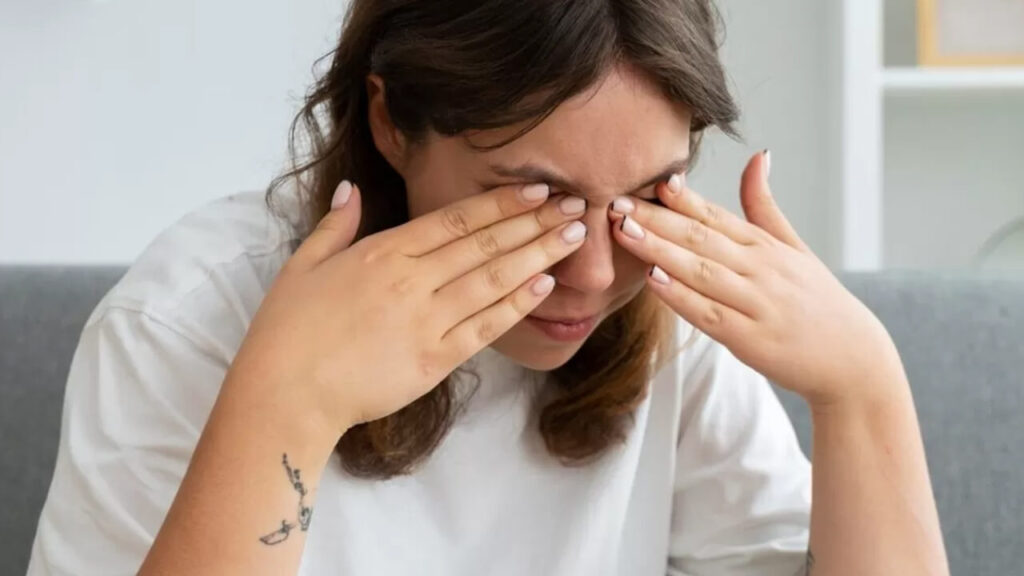 Frotarse los ojos en exceso